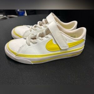 Nike Court Legacy sneaker with yellow
Youth size 2 Like new.
Unisex